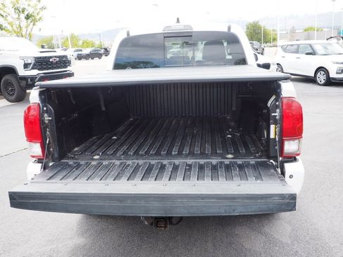 Used 2021 Toyota Tacoma TRD Off-Road w/ Technology Package AWD/4WD image 17