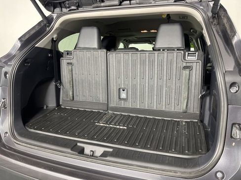 Used 2025 Toyota Highlander XLE image 19