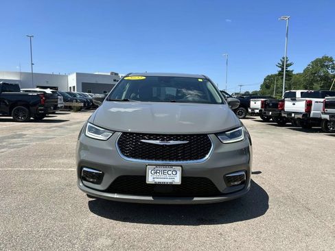 Used 2022 Chrysler Pacifica Touring-L FWD image 8