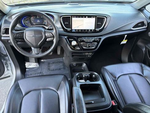Used 2023 Chrysler Pacifica Touring-L w/ Uconnect Theater Family Group FWD image 6