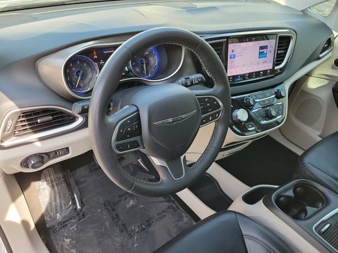Used 2023 Chrysler Pacifica Touring-L FWD image 22
