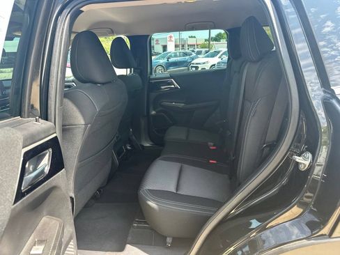 Used 2023 Mitsubishi Outlander ES AWD/4WD image 28