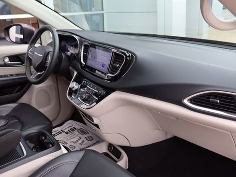 Used 2023 Chrysler Pacifica Touring-L FWD image 34