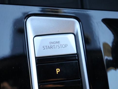 Used 2024 Volkswagen Atlas Cross Sport SE image 31