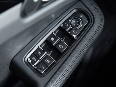 Certified 2026 Porsche Macan AWD/4WD image 19