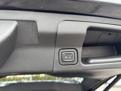 Used 2023 GMC Acadia SLT image 13