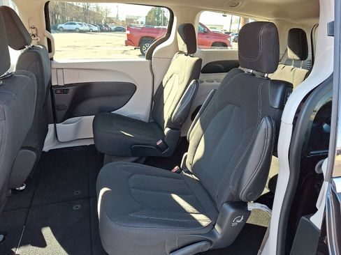 Used 2023 Chrysler Voyager LX image 11