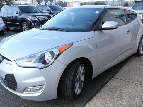 Used 2017 Hyundai Veloster image 5