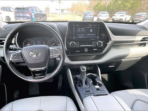 Used 2021 Toyota Highlander XLE image 16