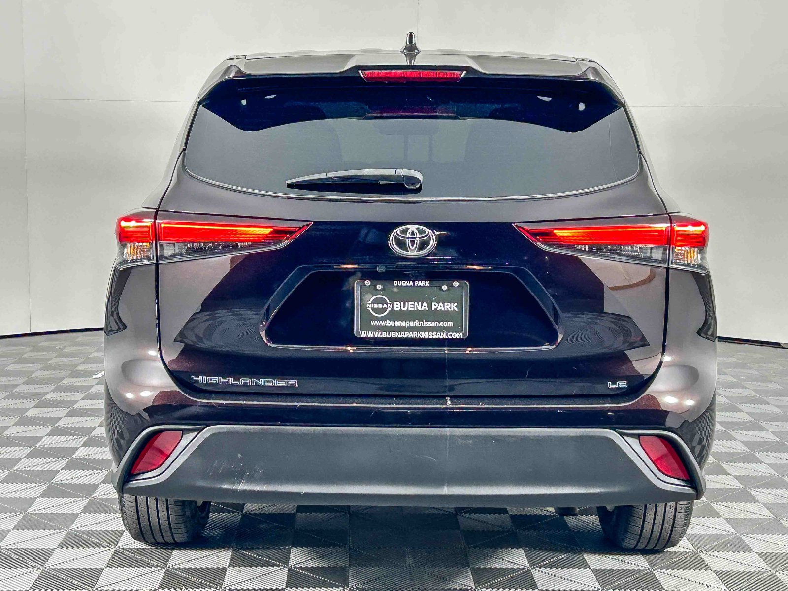 Used 2021 Toyota Highlander LE FWD image 7