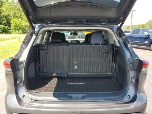 Used 2022 Toyota Highlander XLE AWD/4WD image 10