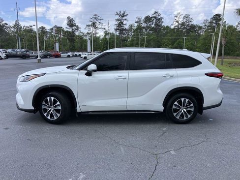 Used 2023 Toyota Highlander XLE image 2