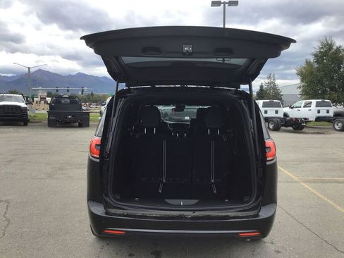 New 2026 Chrysler Pacifica Limited w/ S Appearance Package image 11