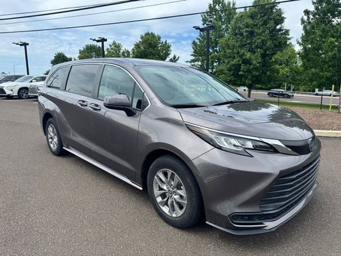 Used 2022 Toyota Sienna LE FWD image 3