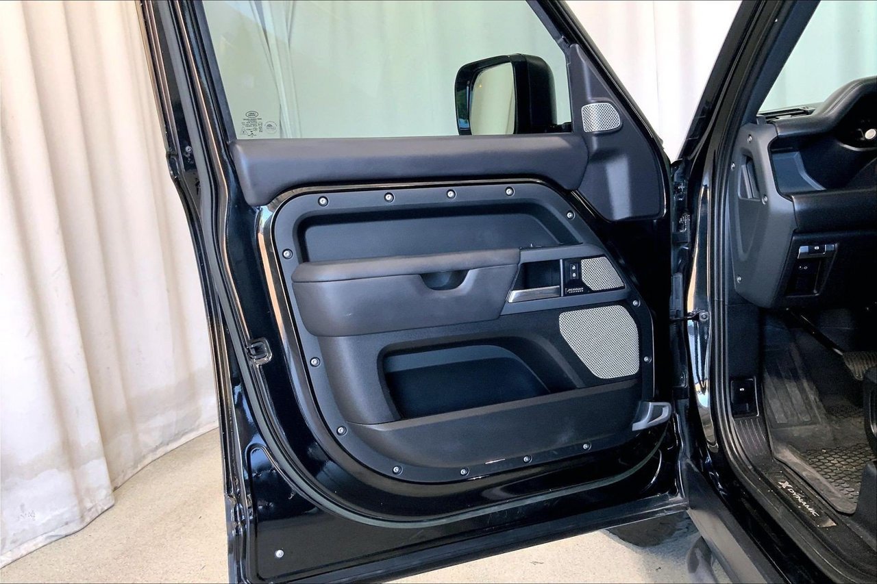 Used 2023 Land Rover Defender 130 X-Dynamic SE AWD/4WD image 21