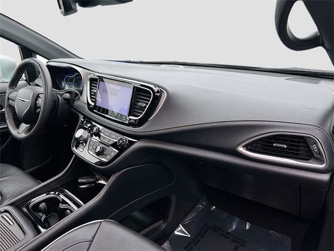 Used 2022 Chrysler Pacifica Limited w/ Uconnect Theater Family Group image 33