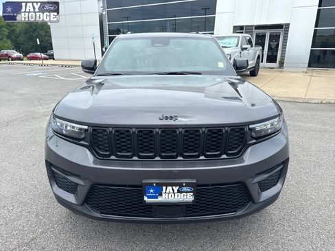 Used 2025 Jeep Grand Cherokee Altitude RWD image 11