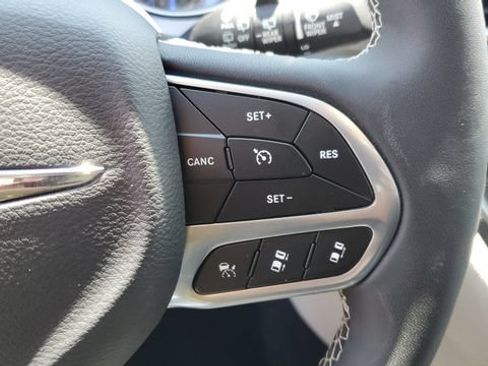 Certified 2023 Chrysler Pacifica Touring-L FWD image 11