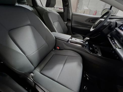 Used 2025 Toyota Prius LE image 31