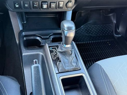 Used 2020 Toyota Tacoma TRD Sport w/ Technology Package AWD/4WD image 17