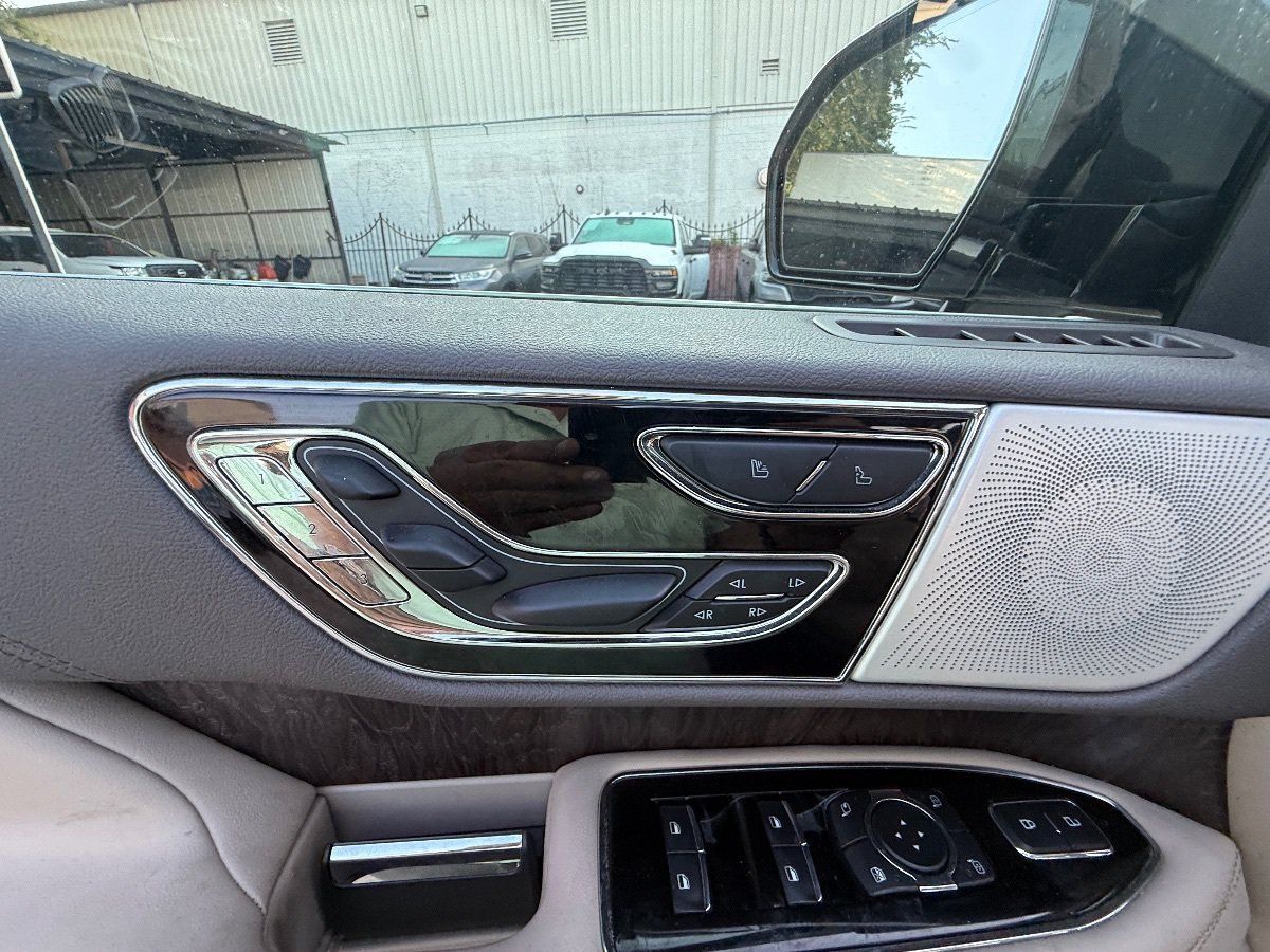 Used 2022 Lincoln Navigator Reserve AWD/4WD image 24