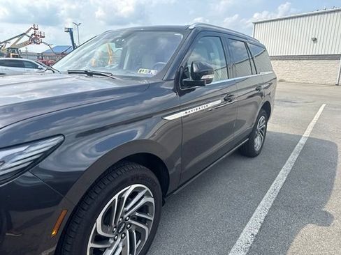 Used 2025 Lincoln Navigator Reserve AWD/4WD image 3