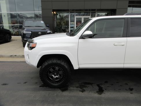 Used 2018 Toyota 4Runner SR5 image 2