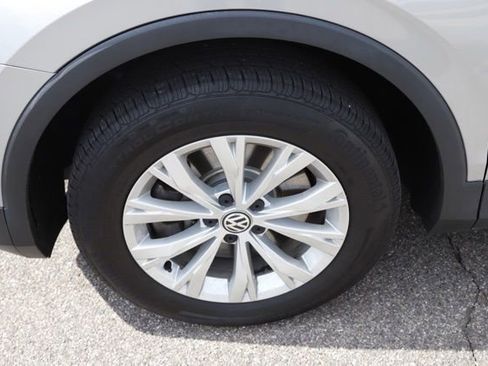 Used 2019 Volkswagen Tiguan SE w/ Panoramic Sunroof Package AWD/4WD image 9