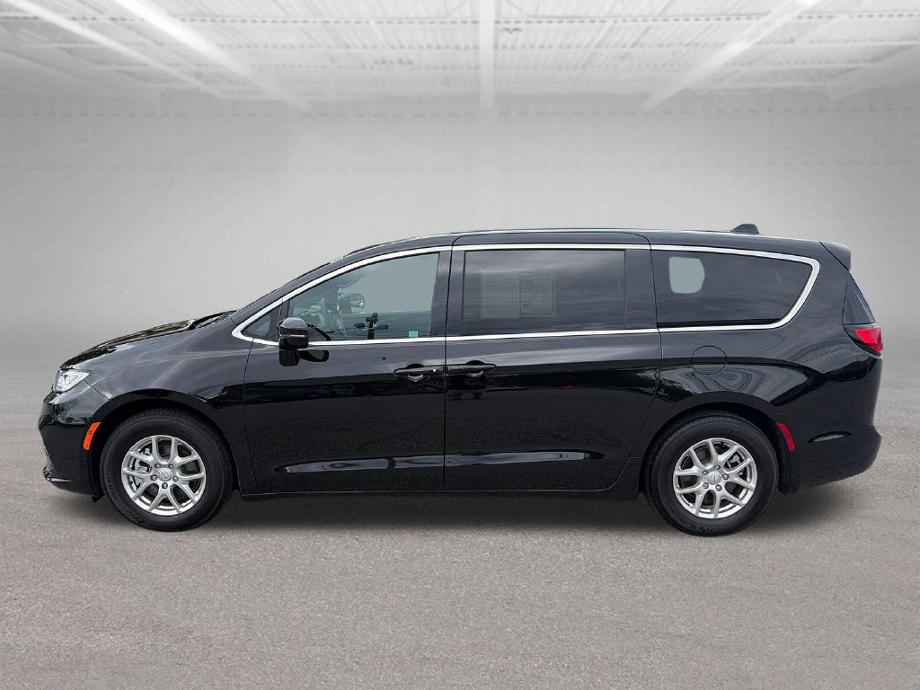 Used 2025 Chrysler Pacifica Select FWD image 3