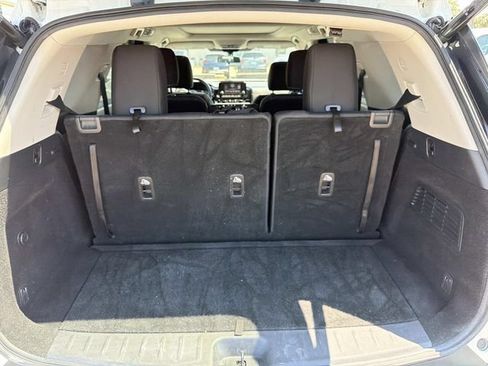 Used 2022 Nissan Pathfinder SV w/ SV Premium Package FWD image 10