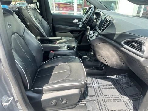 Used 2018 Chrysler Pacifica Limited w/ Advanced Safetytec Group FWD image 12