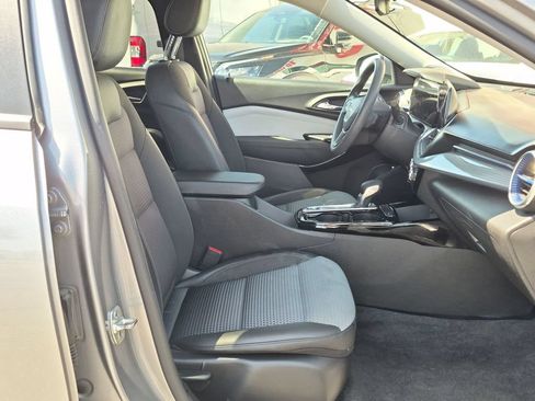 Used 2025 Chevrolet Trax LT FWD image 31
