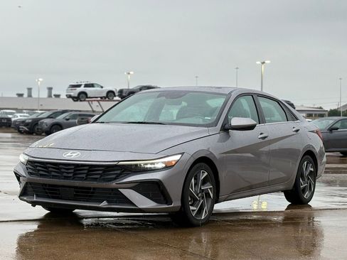 Used 2025 Hyundai Elantra SEL image 1