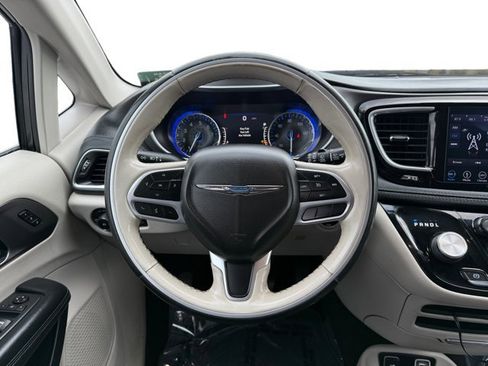 Used 2019 Chrysler Pacifica Limited image 14