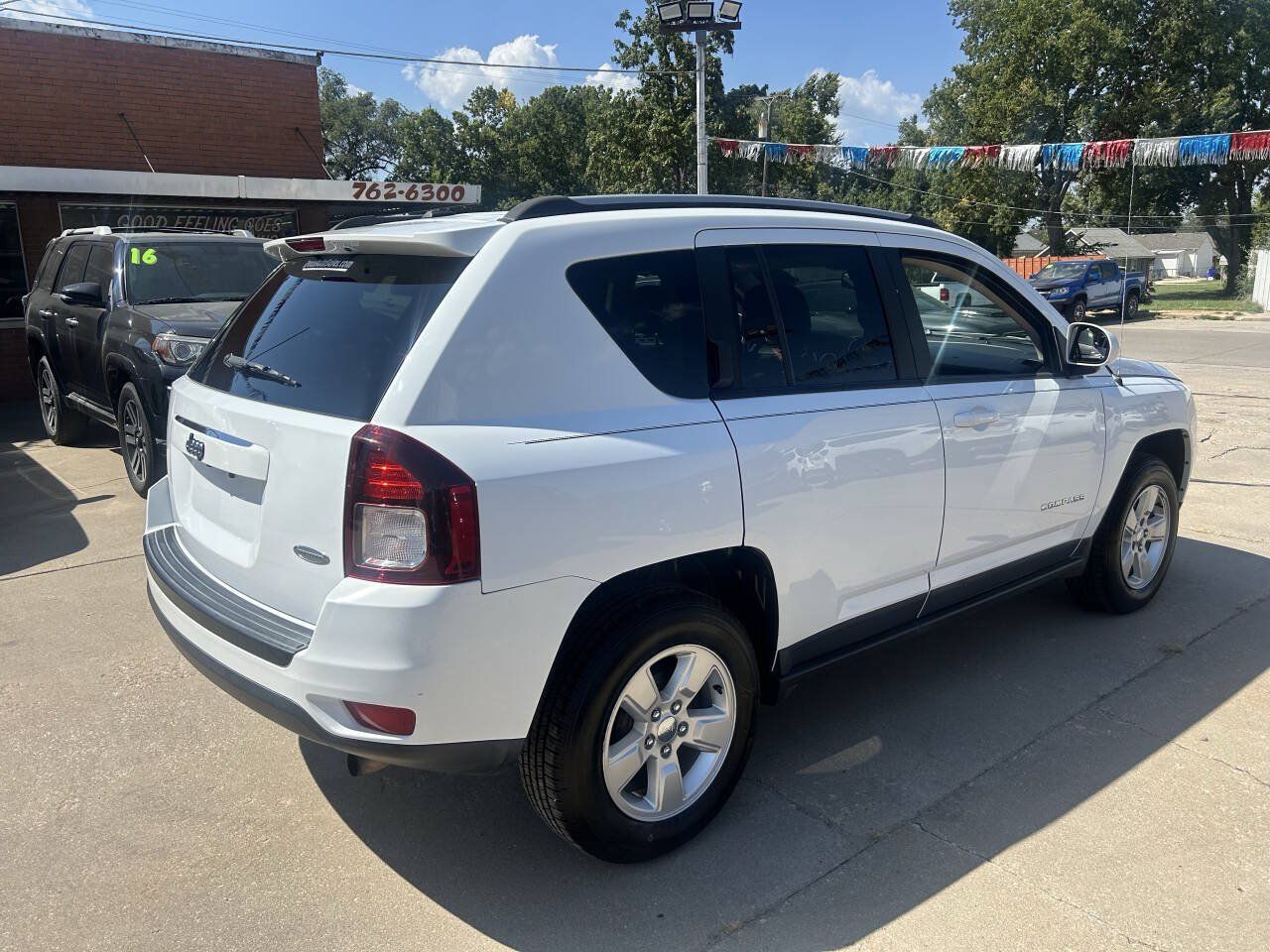 Used 2017 Jeep Compass Latitude FWD image 9