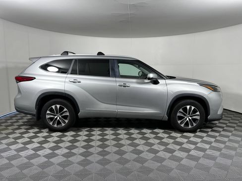 Used 2023 Toyota Highlander XLE AWD/4WD image 4