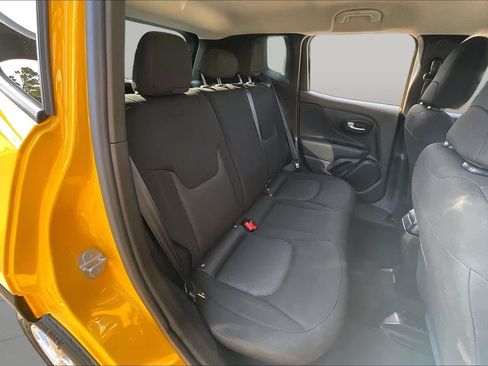 Used 2023 Jeep Renegade Latitude AWD/4WD image 19