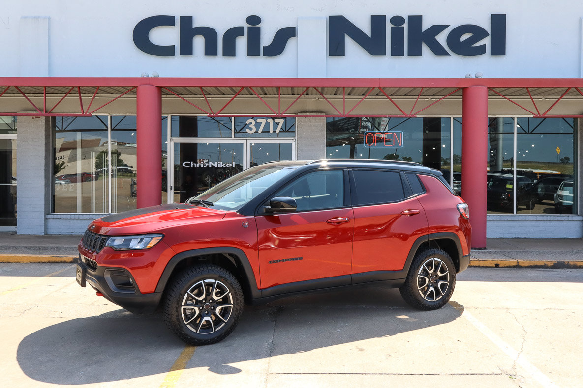 Used 2025 Jeep Compass Trailhawk AWD/4WD image 1