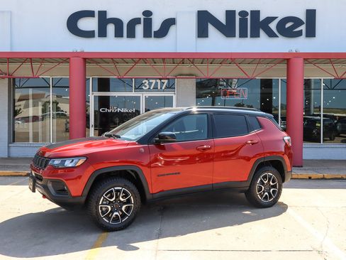 Used 2025 Jeep Compass Trailhawk AWD/4WD image 1