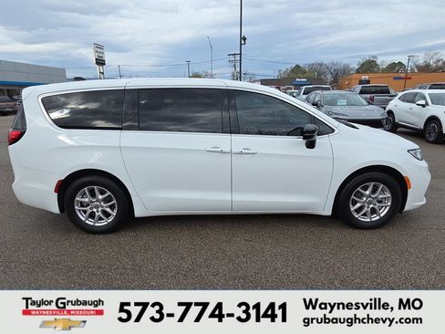 Used 2024 Chrysler Pacifica Touring-L FWD image 9
