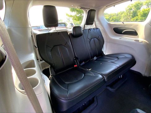 Used 2022 Chrysler Pacifica Touring-L FWD image 26