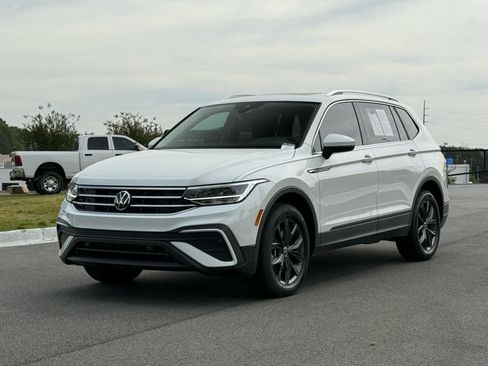 Used 2023 Volkswagen Tiguan SE image 1