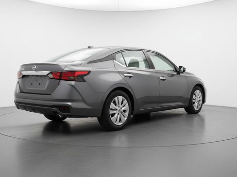 Used 2025 Nissan Sentra S FWD image 9