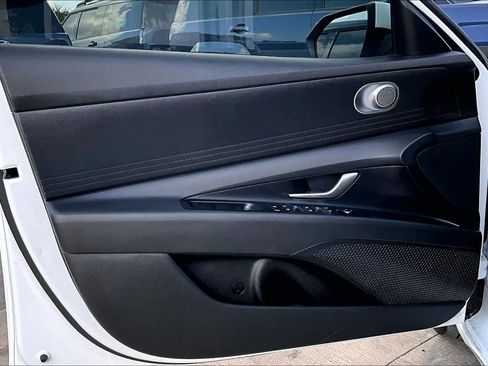 Certified 2025 Hyundai Elantra SE image 20