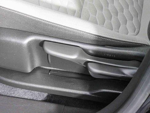 Used 2021 Chevrolet Equinox LS image 21