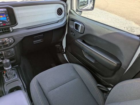 Used 2025 Jeep Wrangler Unlimited Sahara AWD/4WD image 17