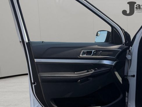 Used 2016 Ford Explorer XLT w/ Equipment Group 202A AWD/4WD image 10