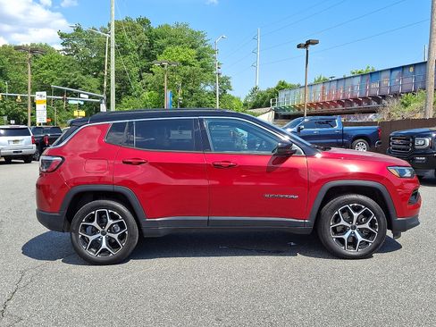 Used 2025 Jeep Compass Limited w/ Sun & Sound Group AWD/4WD image 7