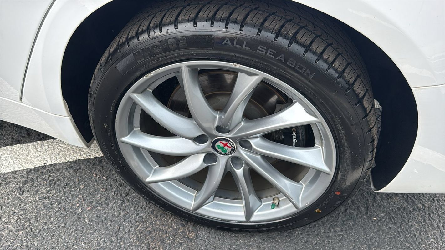 Used 2018 Alfa Romeo Giulia AWD image 14