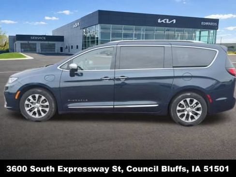 Used 2023 Chrysler Pacifica Pinnacle FWD image 5